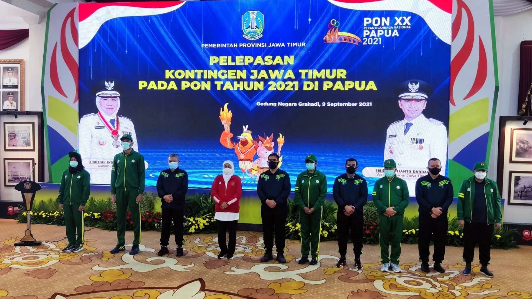 Gubernur Jatim, Khofifah Indar Parawansa bersama Forkopimda Jatim saat melepas kontingen Jatim ke PON XX 2020 Papua di Gedung Negara Grahadi, Surabaya, Kamis 9 September 2021. (Foto: Fariz Yarbo/Ngopibareng.id)