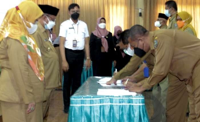 18 Kepala OPD dimutasi, Bupati Stubondo Karna Suswandi memberi kesempatan pejabat eselon III mengikuti lelang jabatan tujuh Kepala OPD pemkab yang lowong. (Foto: Guido Saphan/Ngpibareng.id)