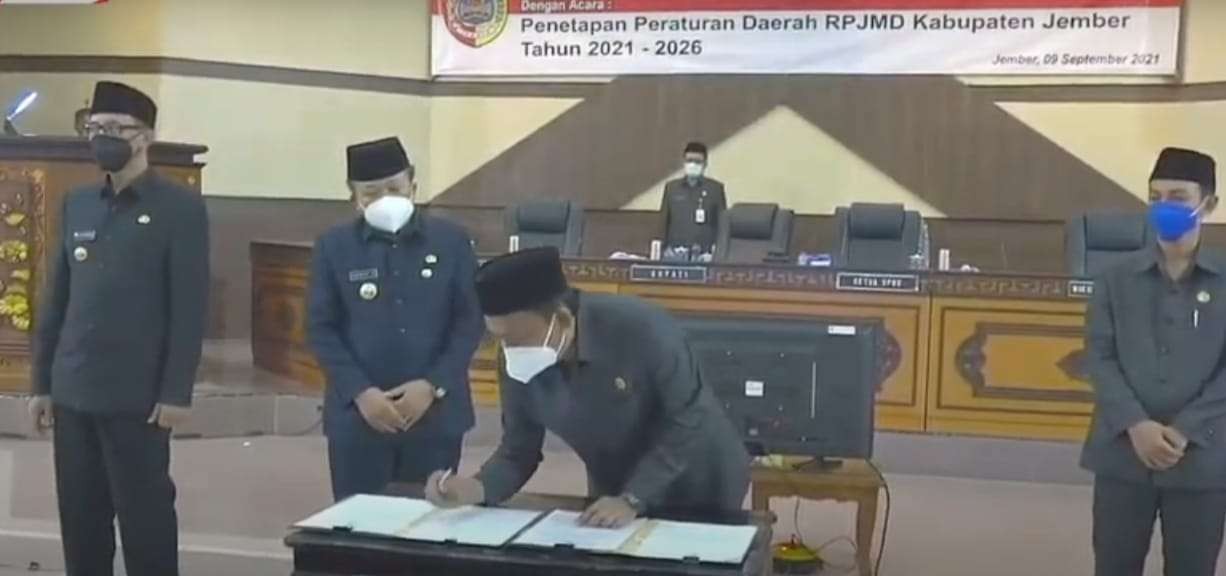 Ketua DPRD Jember Itqon Syauqi bersama Bupati Jember Hendy Siswanto menandatangi Perda RPJMD Jember 2021-2021. (Foto: Rusdi/Ngopibareng.id)