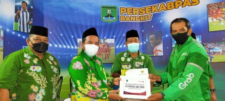 Wakil Bupati Pasuruan menyerahkan bantuan JPS secara simbolis. (Foto: Dok Pasuruan)