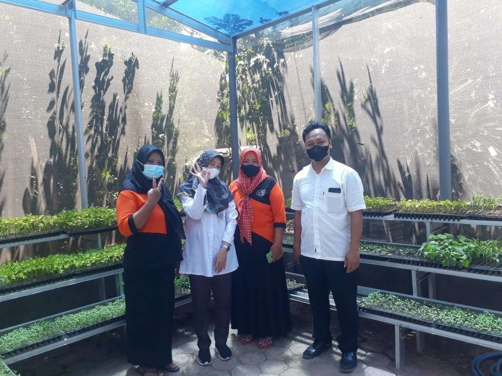 Muzdalifah, salah satu tim kunjungan Klasifikasi P4s Baru di Blitar Raya dari BBPP Ketindan Lawang, kabupaten Malang, didampingi oleh Koordinator Penyuluh Dinas Pertanian dan Para Penyuluh Lapang Pertanian, pada 5-8 September 2021. (Foto: Choirul Anam/Ngopibareng.id)