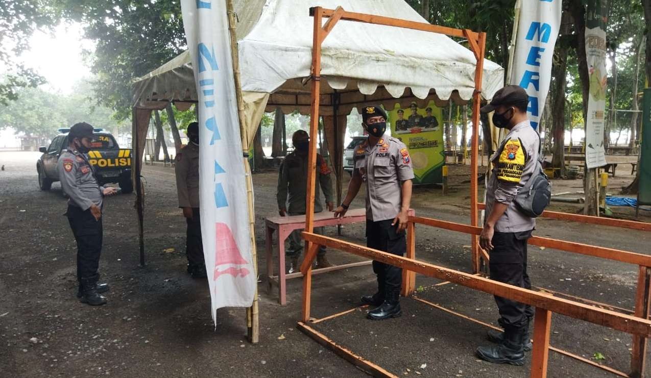 Petugas memantau pelaksanaan uji coba pembukaan destinasi wisata di Banyuwangi (Foto: Istimewa)