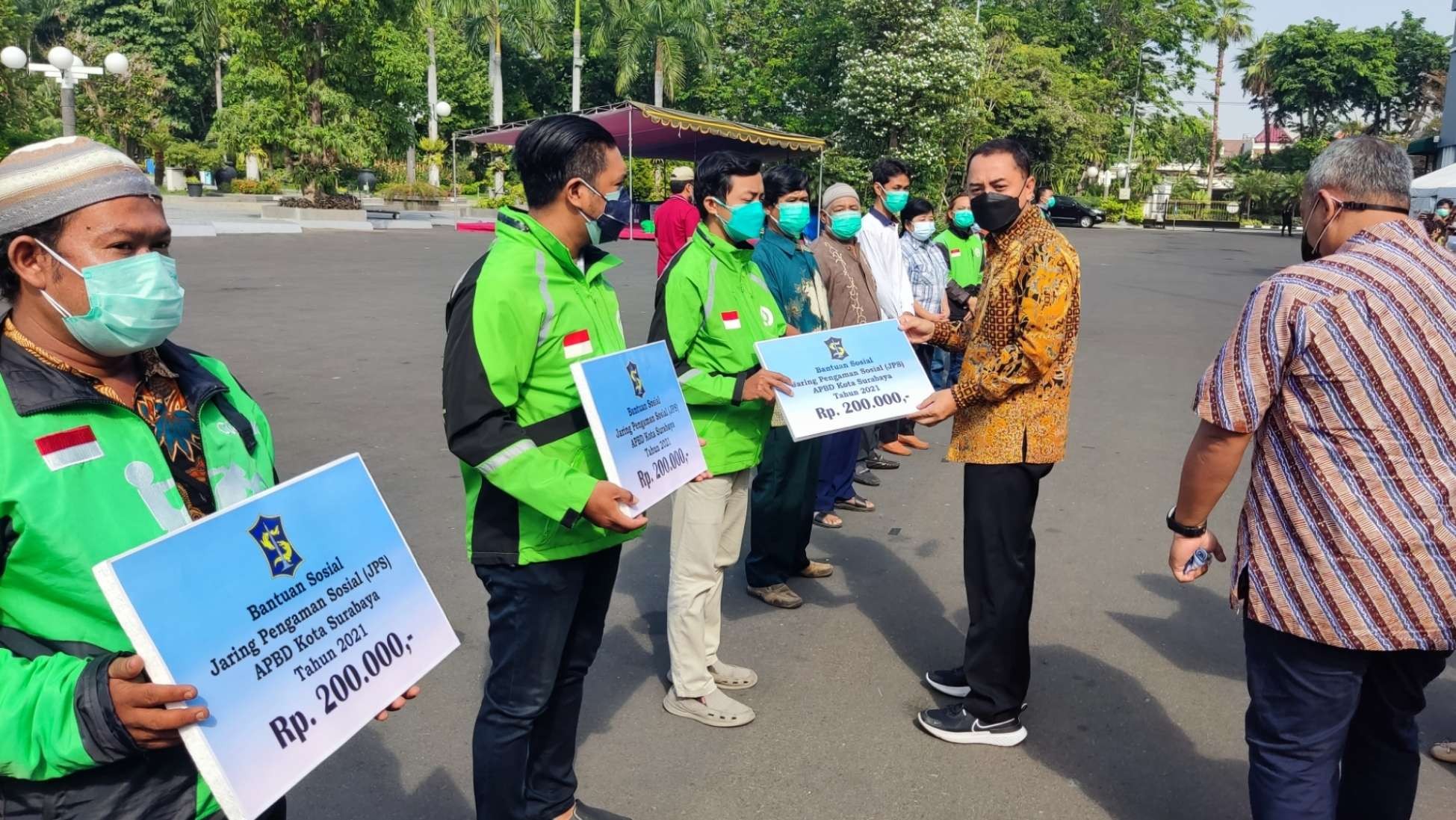 Walikota Surabaya, Eri Cahyadi secara simbolis memberikan bansos kepada MBR di Balai Kota, Surabaya, Jumat 10 September 2021. (Foto: Fariz Yarbo/Ngopibareng.id)