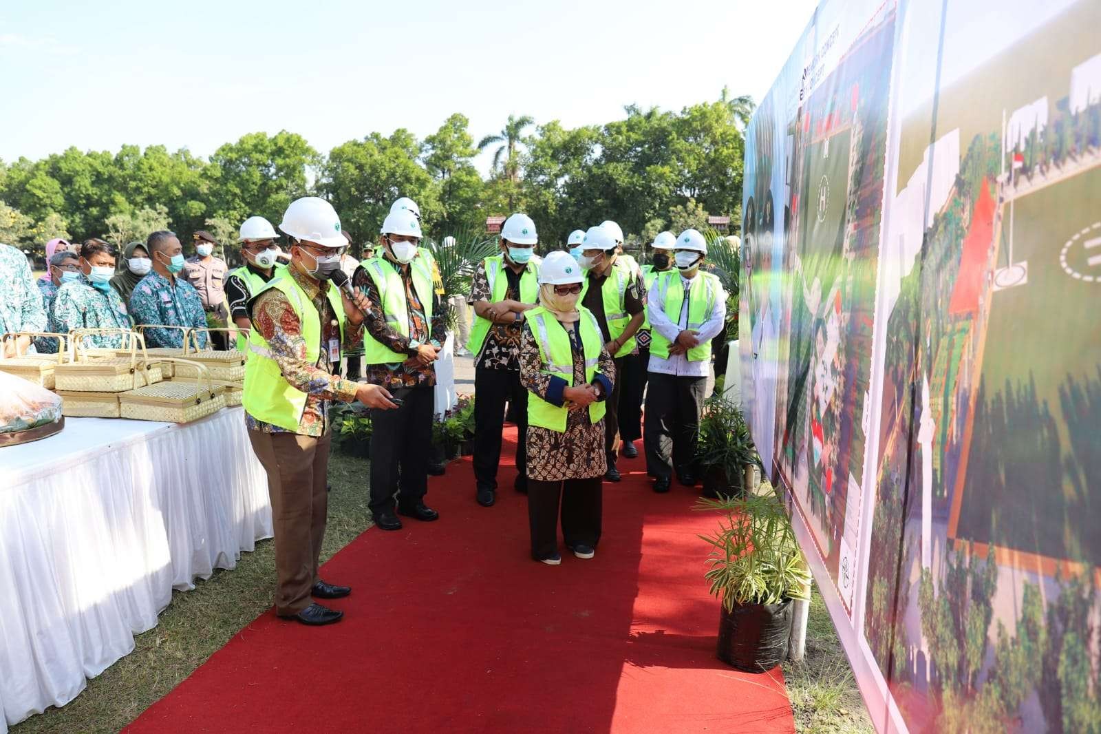 Bupati Mundjdah Wahab saat hadir dalam peletakan baru pertama proyek revitalisasi Alun-Alun Jombang, Jumat 10 September pagi tadi. (Foto: Mardiansyah Triraharjo/Ngopibareng.id)