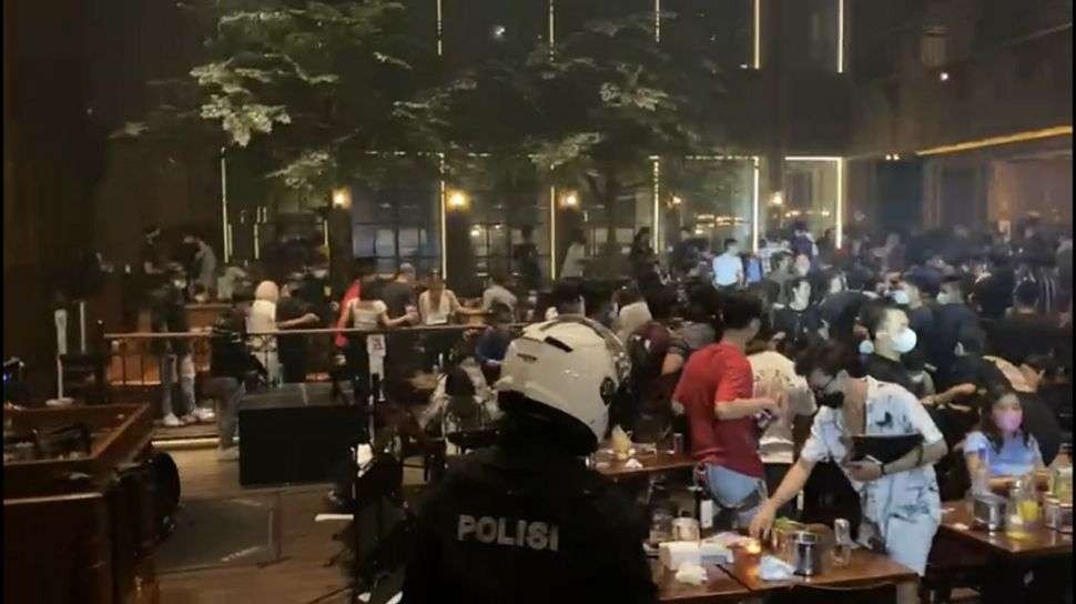 Suasana Holywings Kemang, Jakarta Selatan penuh sesak saat PPKM Level 3, Minggu 5 September 2021 atau Senin dini hari WIB. (Foto: Istimewa)