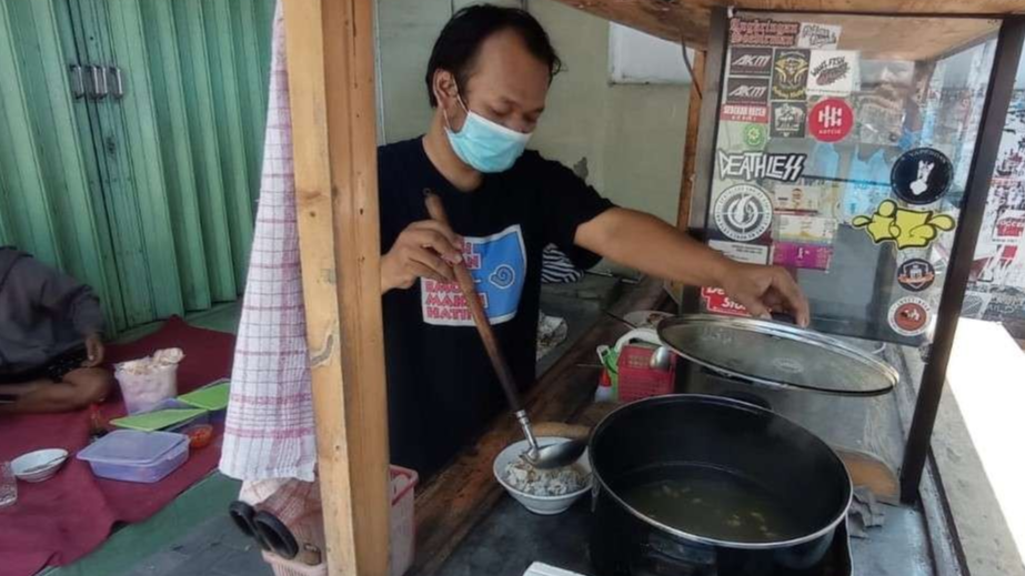 Pilman meladeni para pembeli soto 2000an. (Foto: Fendhy Plesmana/Ngopibareng.id)