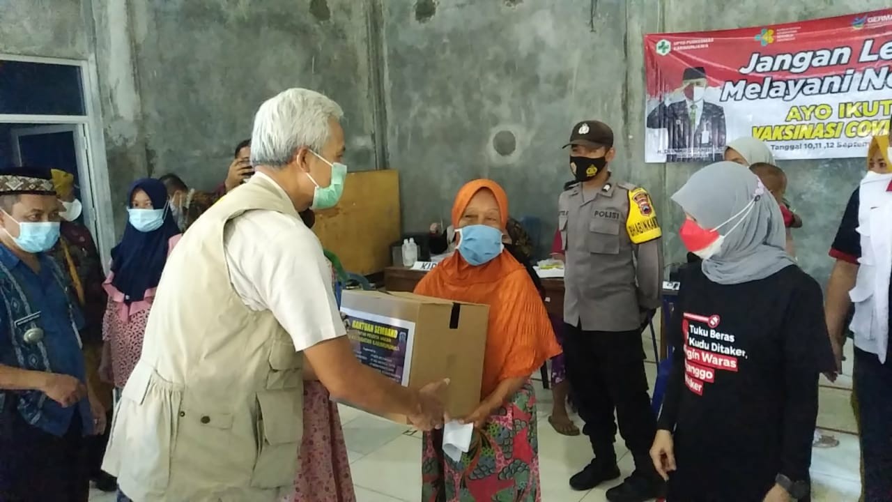 Gubernur Jawa Tengan Ganjar Pranowo kunjung Pulau Parang, pulau terluar di Jateng. Warga terharu sebab belum pernah ada pejabat datang sejak merdeka. (Foto: Ist)