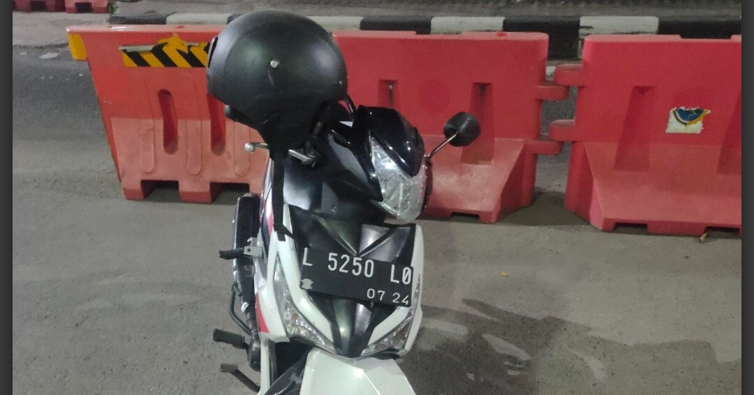 Sepeda motor yang ditinggalkan pengemudinya di Jembatan Suramadu (Foto: Istimewa)