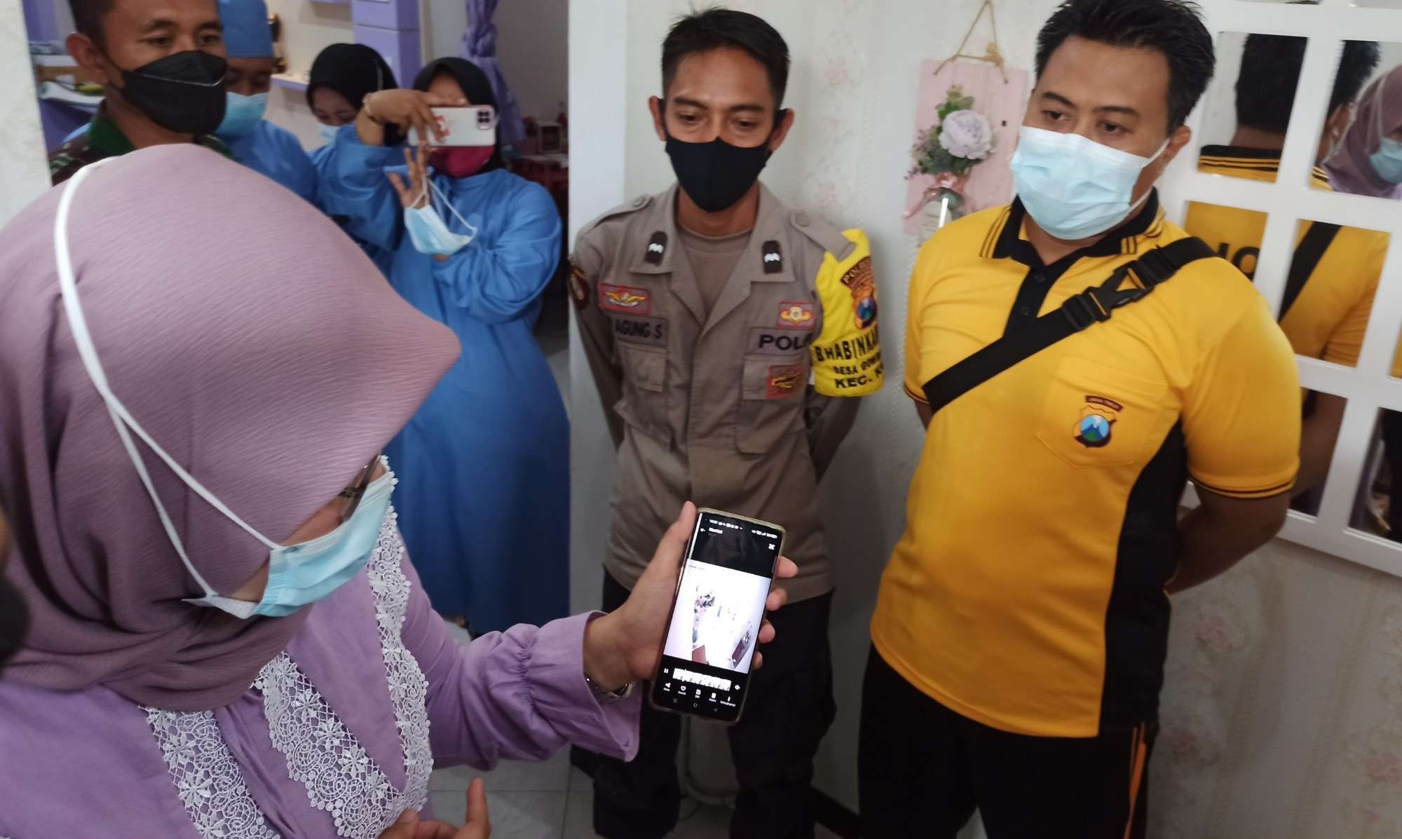 Dokter Neni Destriana menunjukkan rekaman CCTV di ruang dapurnya (foto:Muh Hujaini/Ngopibareng.id)