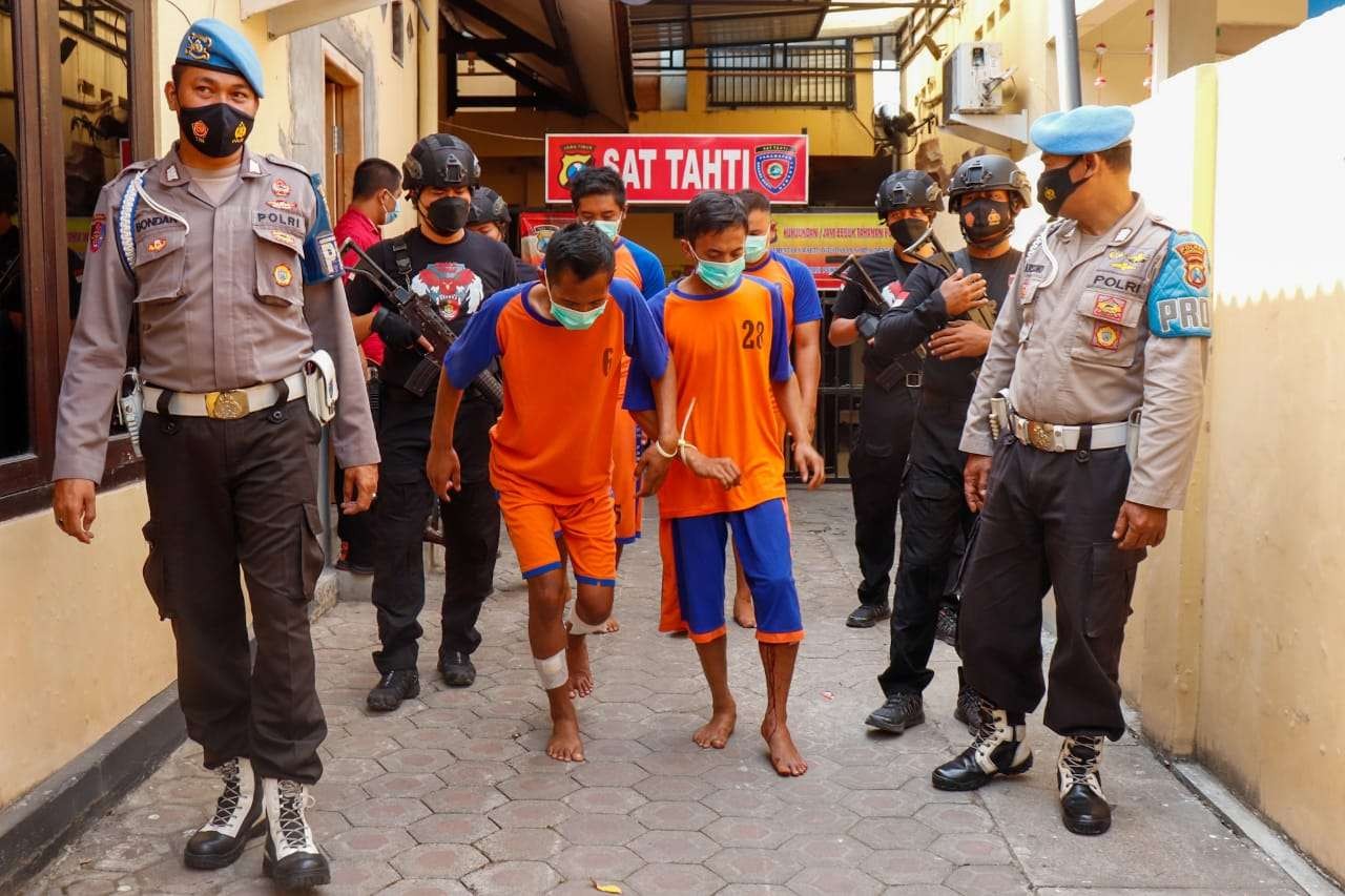 Empat pelaku pencurian dengan kekerasan (curas) sebuah minimarket di Desa Kayen, Kecamatan Bandar Kedungmulyo, Kabupaten Jombang, usai ditangkap anggota Polres Jombang. (Foto: Mardiansyah Triraharjo/Ngopibareng.id)