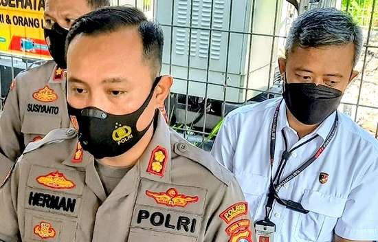 Kapolres Bondowoso AKBP Herman Priyanto didampingi Kasat Reskrim AKP Agung Ari Bowo (kanan) dan Wakapolres Kompol Susiyanto. (Foto: Guido Saphan/Ngopibareng.id)