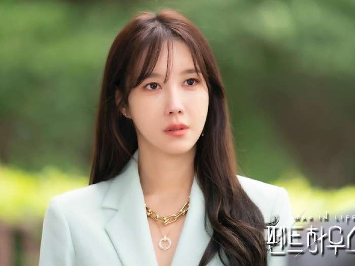 Totalitas akting Lee Ji Ah di drakor Penthouse. (Foto: SBS)