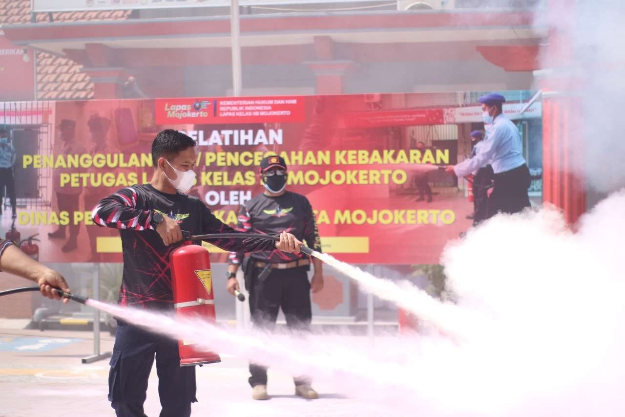 Lapas Mojokerto gelar simulasi kebakaran. (Foto: Kemenkumham Jatim)