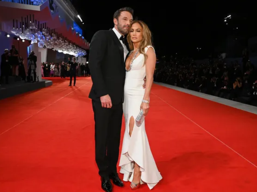 Ben Affleck dan Jennifer Lopez hadiri premier film The Last Duel di Festival Film Venice. (Foto: Vogue)