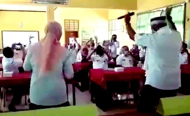 Video bernyanyi dan joget dangdut Kadisdikbud Bondowoso Sugiono Eksantodo saat jam dinas di SMPN 5 yang mengabaikan prokes dan vira di media sosial. (Foto: Tangkapan layar)