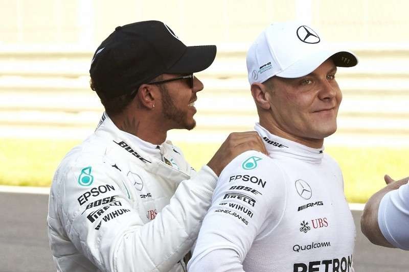 Pebalap Mercedes GP Valtteri Bottas (kanan) mengasapi rekan setimnya, Lewis Hamilton. (Foto: Twitter)