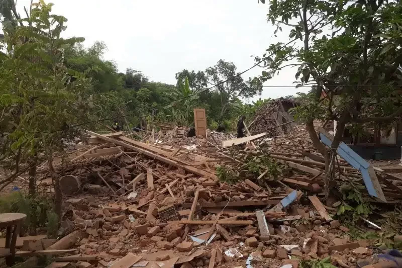 Tim Gegana Polda Jatim selidiki ledakan yang tewaskan 2 penghuninya di Pasuruan. (Foto: Ant)