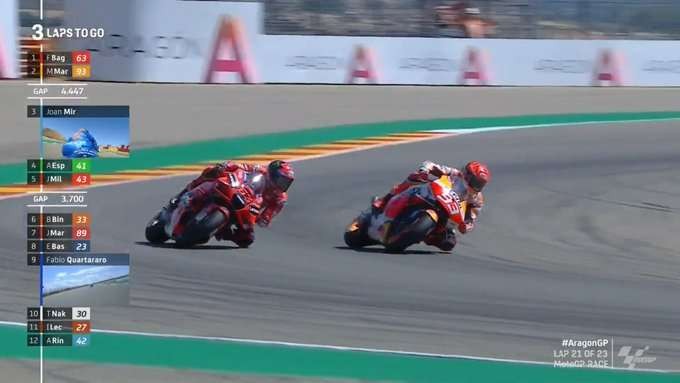 Ini momen saat Marc Marquez mulai melakukan tekanan kepada Francesco Bagnaia di tiga lap terakhir MotoGP Aragon 2021. (Foto: Twitter/@MotoGP)