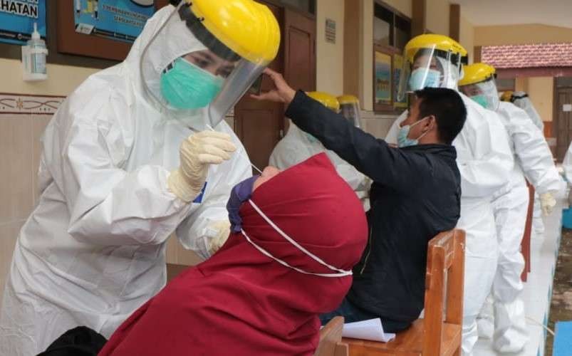 Sejumlah peserta seleksi CPNS dan PPPK sedang mengikuti swab antigen di SMP Negeri 6 Kota Probolinggo. (Foto: Ikhsan Mahmudi/Ngopibareng.id)