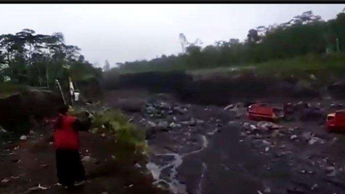 Warga panik meneriaki para penambang pasir untuk segera minggir karena ancaman banjir lahar dingin. (Foto: Youtube)