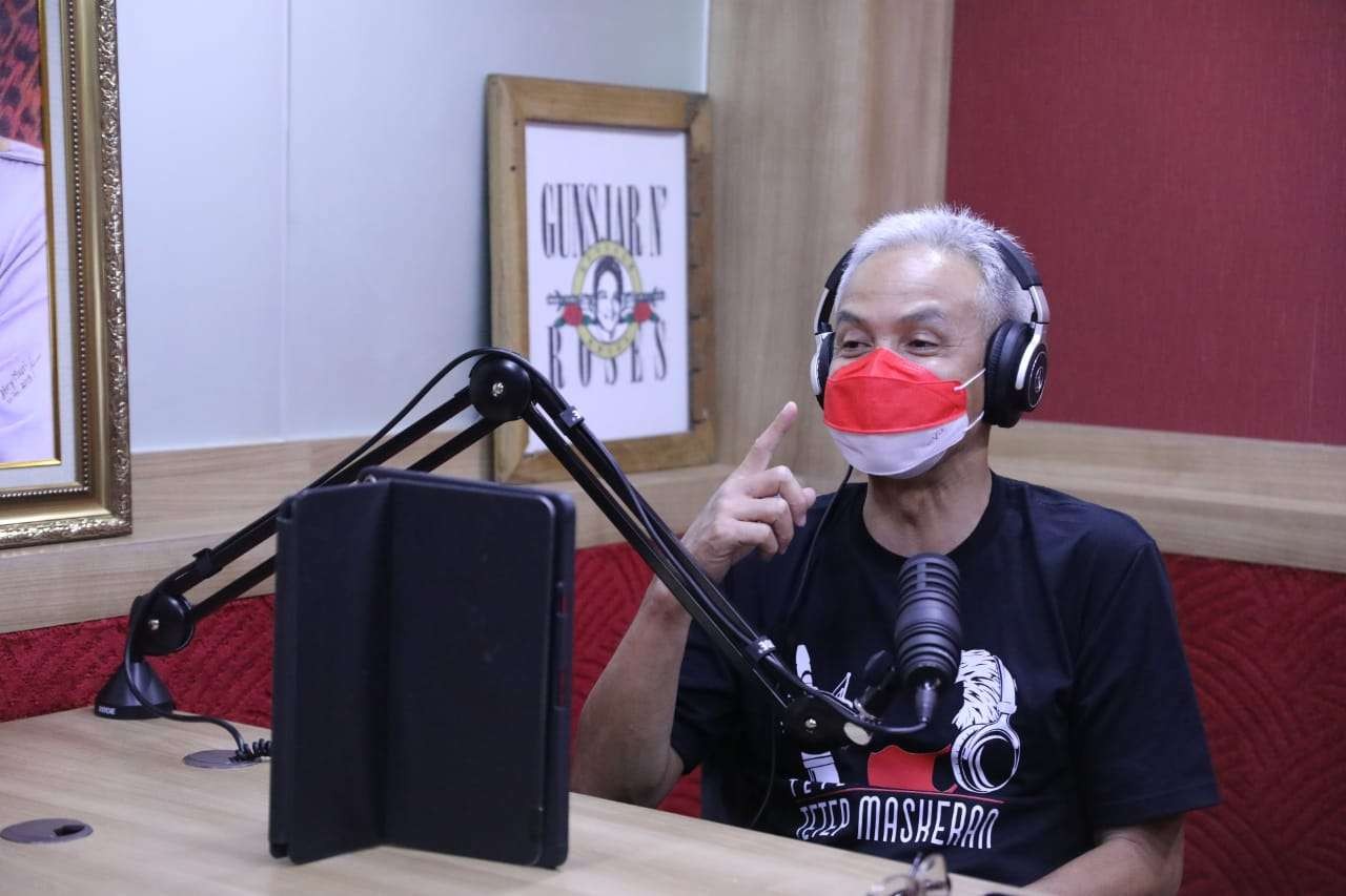 Gubernur Jawa Tengah Ganjar Pranowo menjadi penyiar radio selama satu jam, untuk memperingati Hari Radio Nasional. (Foto: Ist)