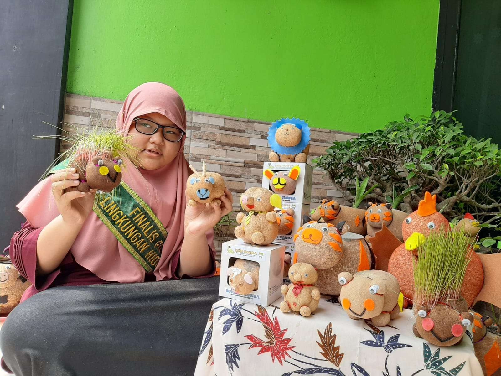 Dini Calista Ivana, limbah kayu berhasil diolah menjadi boneka horta (Holtikultural). (Foto: istimewa)