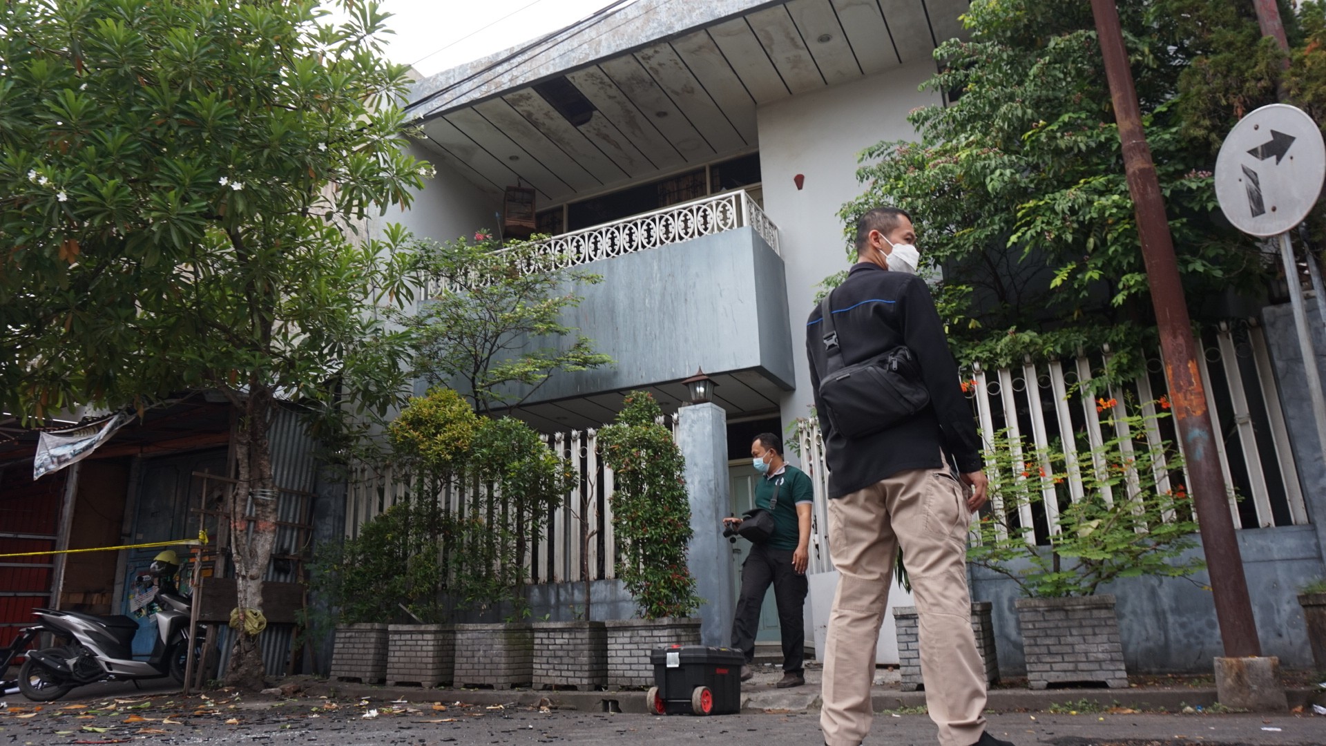 Polisi melakukan olah TKP di rumah yang meledak.(Deni Lukmantara/Ngopibareng)