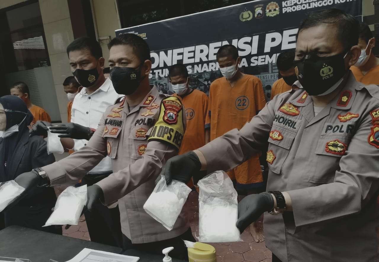 Kapolresta AKBP RM. Jauhari (tengah) dan Wakaporlesta, Kompol M. Khairil menunjukkan sabu-sabu sekitar 0,6 kiligram. (Foto: Ikhsan Mahmudi/Ngopibareng.id)