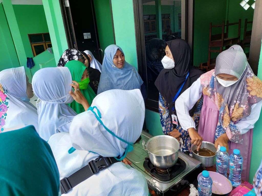 Dosen FKM Unair membuat cokelat berbahan daun kelor. (Foto: Dok Humas)