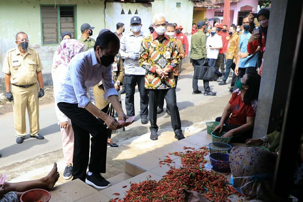 Gubernur Jawa Tengah Ganjar Pranowo mendampingi kunjungan kerja Presiden Jokowi, Senin 13 September 2021. (Foto: Istimewa)