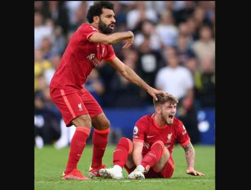 Harvey Elliott berteriak kesakitan usai ditekel Pascal Stuijk. Insiden itu dilihat langsung oleh Mohamed Salah. (Foto: Twitter)