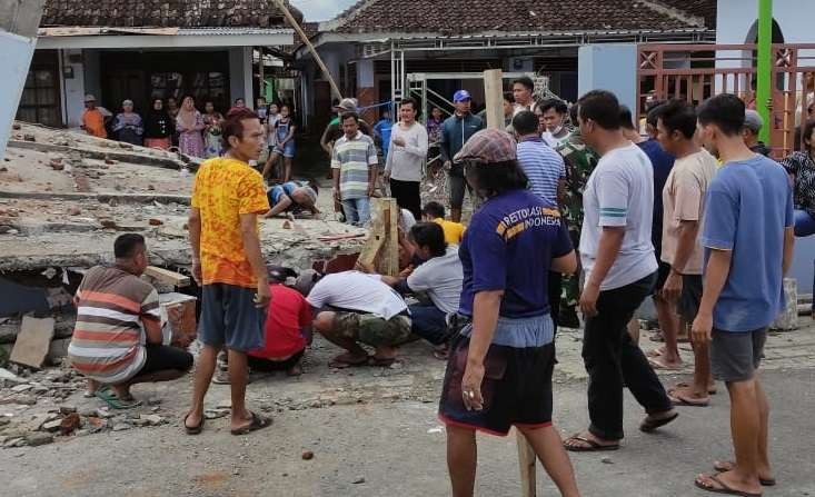 Warga Banyuwangi berusaha mengevakuasi korban yang tertimpa atap cor musala. (foto: istimewa)