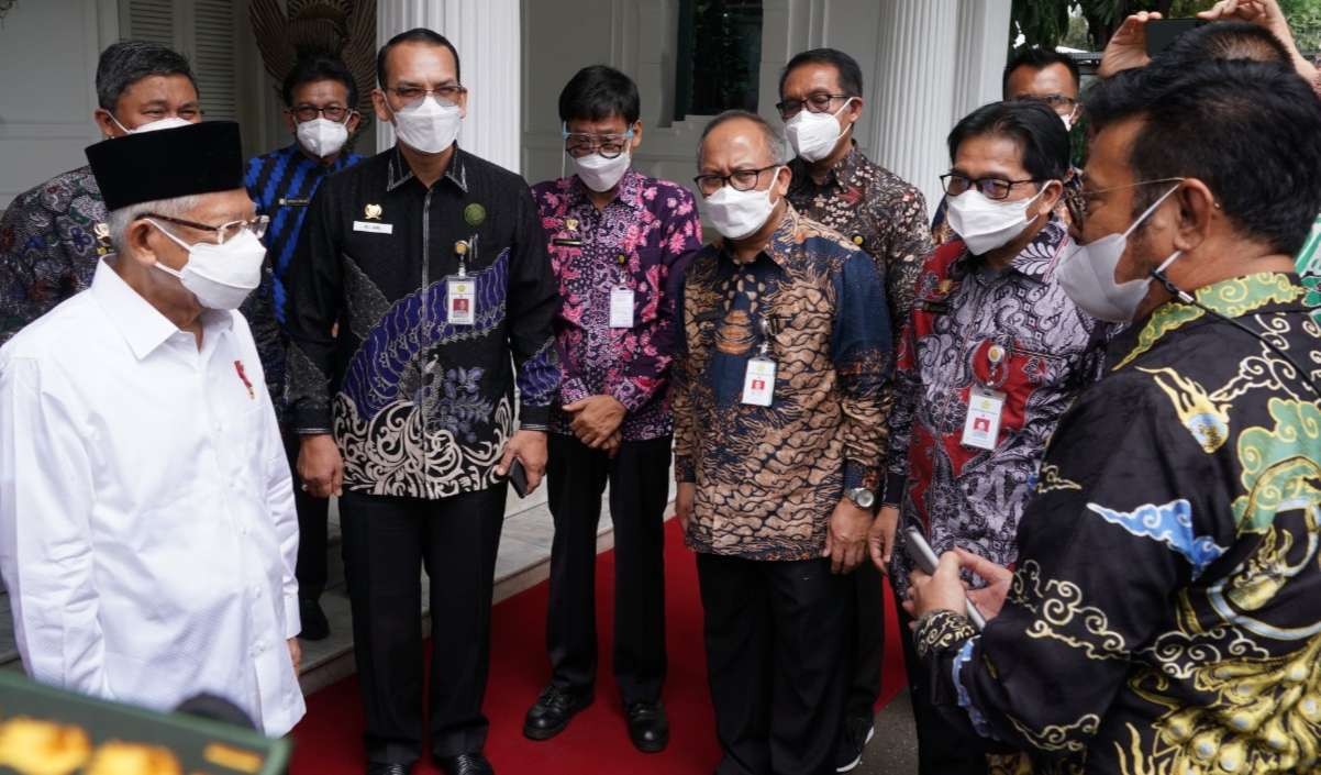 Wapres Ma'ruf Amin beramah tamah dengan penerima penghargaan bidang pertanian. (Foto: Setwapres)