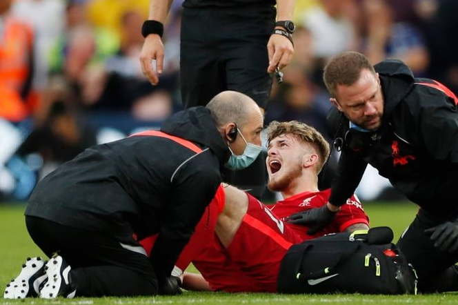 Harvey Elliott kesakitan usai kena tekel Pascal Struijk. (Foto: Twitter)