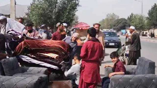 Orang-orang menjual barang-barang di Pasar Loak di Chaman-e Hozori di Kabul, Afghanistan,  di tengah krisis ekonomi (Ali M Latifi/Al Jazeera)