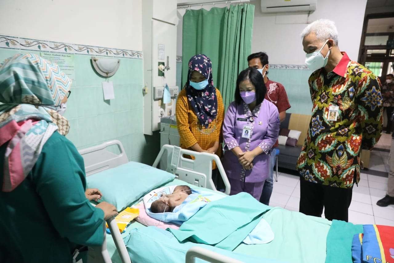 Ganjar menjenguk bayi kembar siam di RSUD dr Moewardi. (Foto: Dok Jateng)