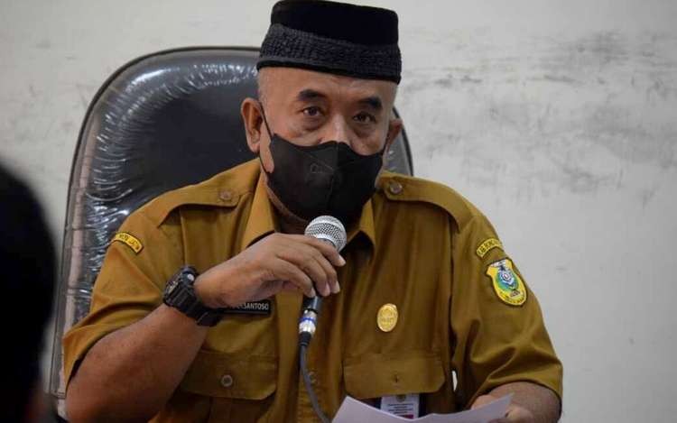 Kepala Dinas Pendidikan dan Kebudayaan Bondowoso Sugiono Eksantoso saat membacakan rilis menanggapi video dangdutan dirinya viral menjadi sorotan masyarakat. (foto: Guido/Ngopibareng.id)