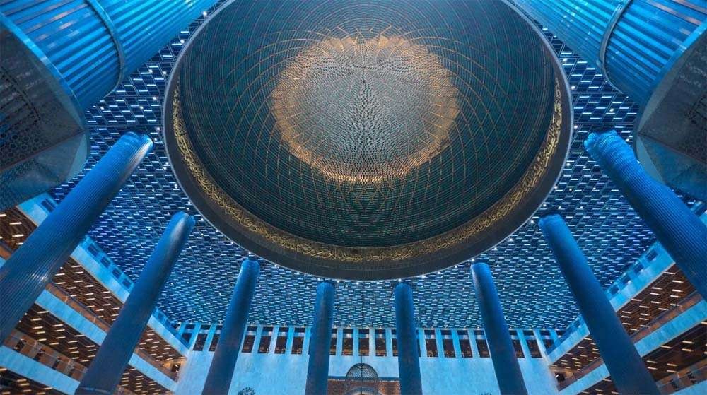 Salah satu contoh pencahayaan di dalam Masjid Istiqlal, Jakarta. (Foto: Instagram PUPR)