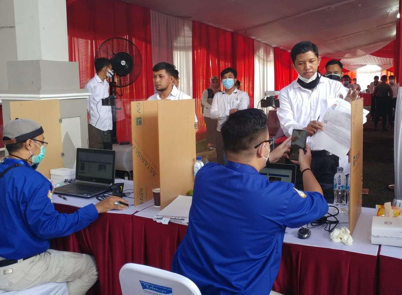 Proses pencocokan wajah dan PIN peserta SKD CPNS (Foto: Rusdi/ngopibareng.id)