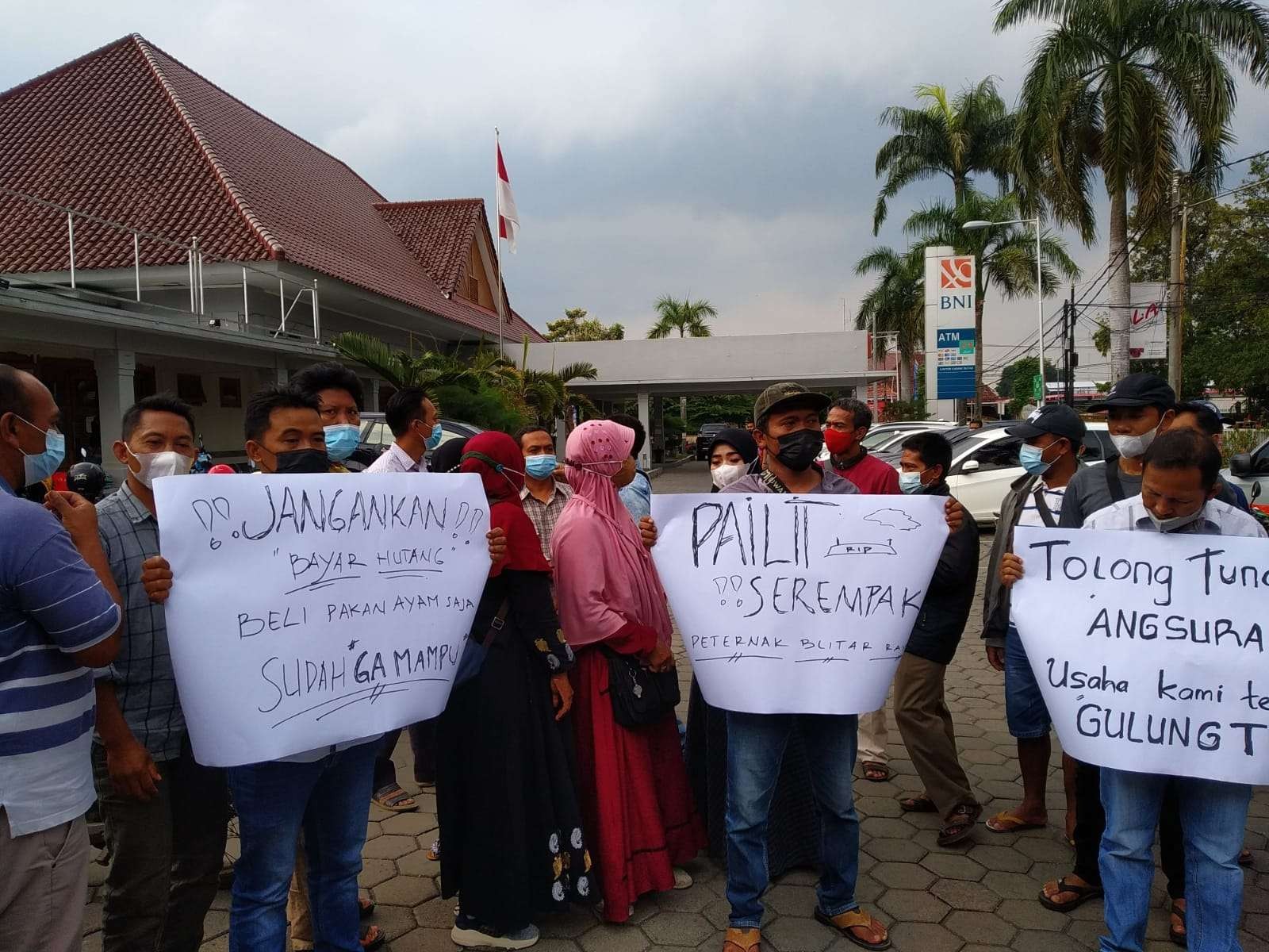 Para peternak ayam di Blitar mendatangi Bank BNI cabang Blitar meminta penundaan kewajiban membayar angsuran dan pembebasan bunga bank jelas Suryono jurubicara peternak ayam kepada wartawan Selasa, 14 / 09 / 2021 (Foto: Istimewa)