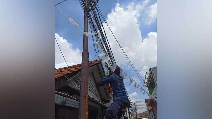 Petugas pemadam kebakaran mengevakuasi burung yang tersangkut kabel di kawasan Pasar Minggu, Jakarta, 13 September 2021. (Foto: Damkar)