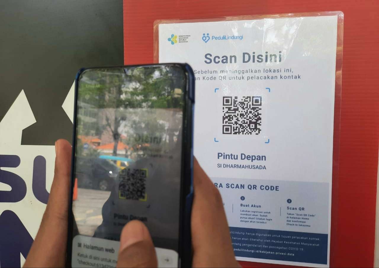 Scan barcode PeduliLindungi untuk bisa masuk swalayan. (Foto: Pita Sari/Ngopibareng.id)