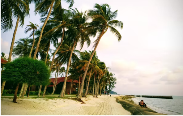 Malaysia mulai menerima wisawatan di September. Thailand juga melakukan hal serupa. (Foto: Pantai Langkawi/Unsplash)