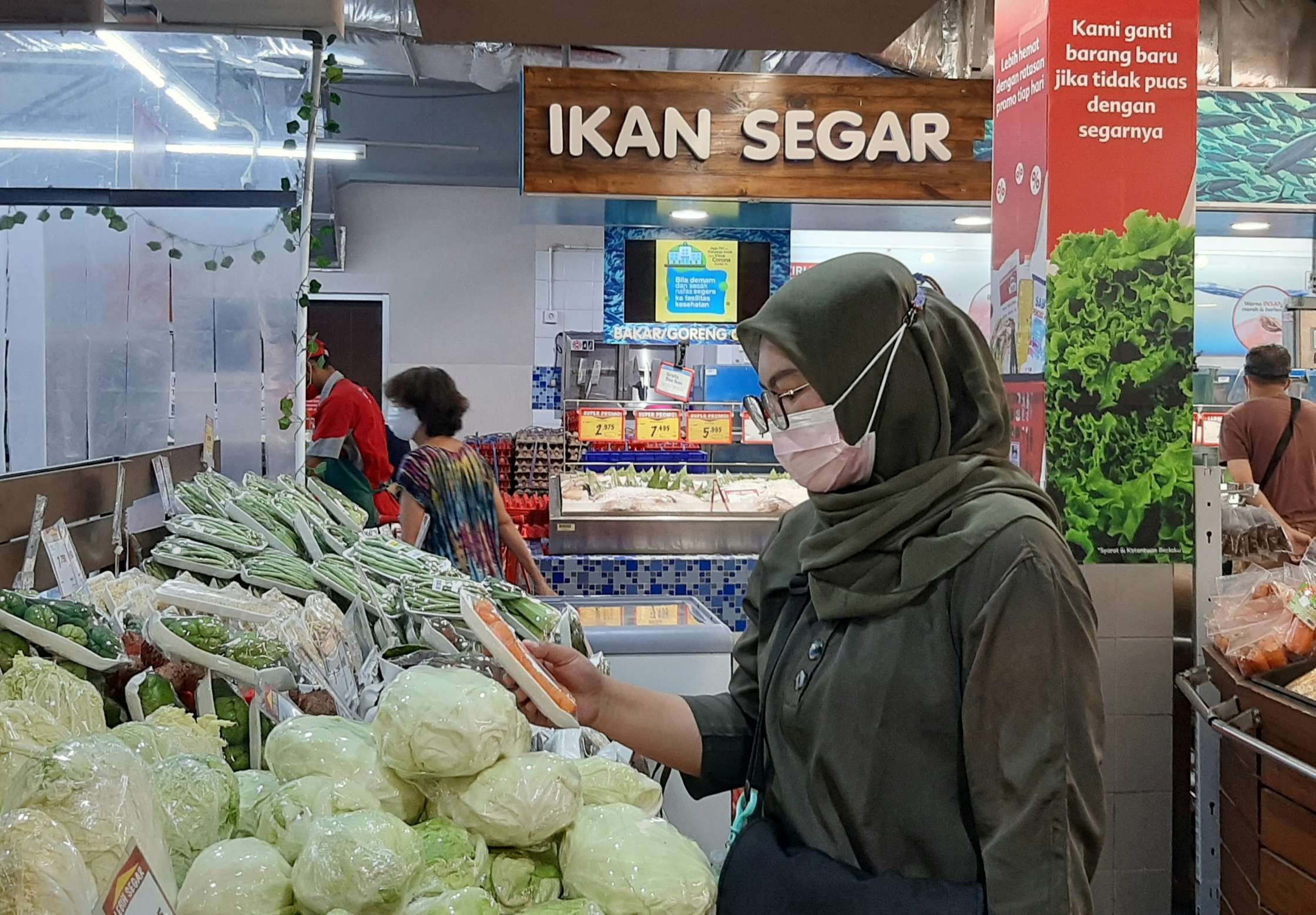 Suasana penerapan aplikasi PeduliLindungi di Superindo Dharmahusada Surabaya. (Foto: Pita Sari/Ngopibareng.id)