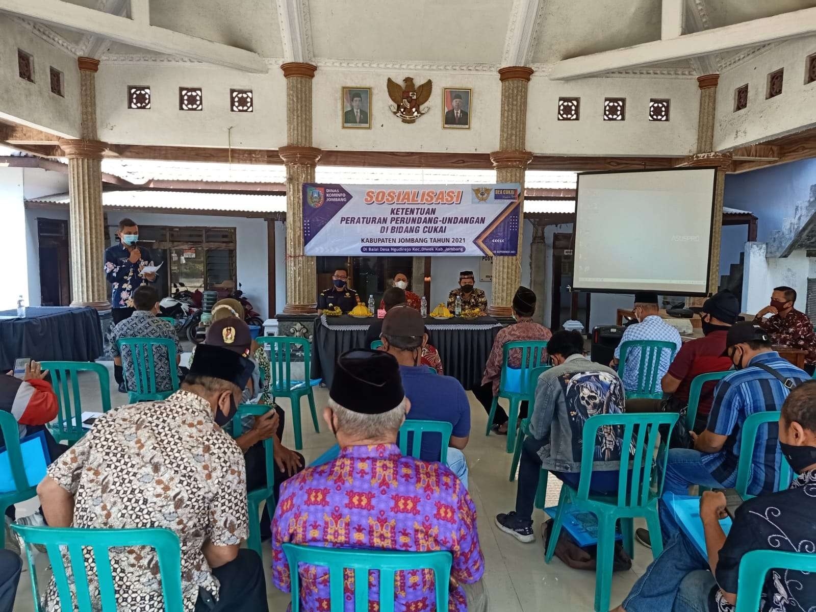 Sosialisasi ketentuan peraturan perundang-undangan bidang cukai dengan tajuk Gempur Rokok Ilegal di Desa Ngudirejo, Kecamatan Diwek, Kabupaten Jombang, Kamis 2 September 2021. (Foto: Istimewa)