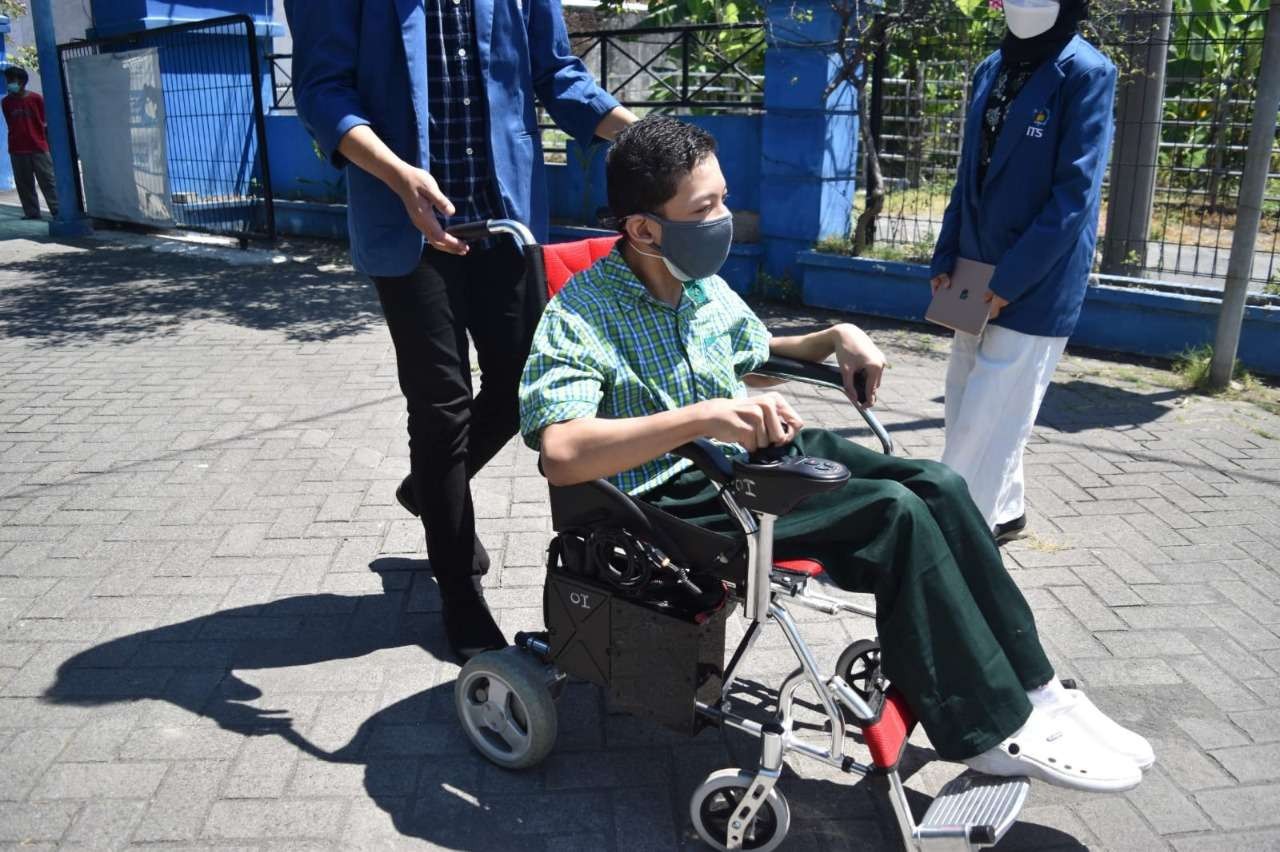 Kursi roda elektrik yang bisa dikendalikan dengan joystick dicoba oleh siswa SLB YPAC. (Foto: Istimewa)