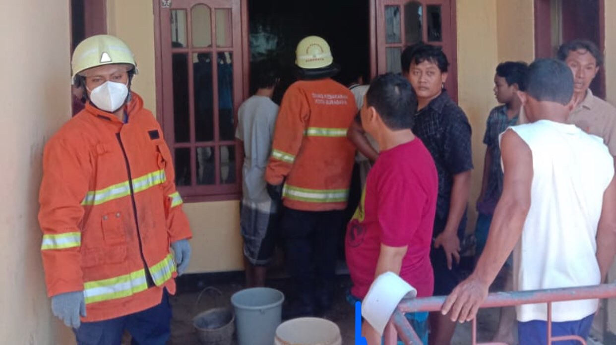 Petugas pemadam kebakaran saat melakukan pembasahan (Foto: dok. PMK Surabaya)