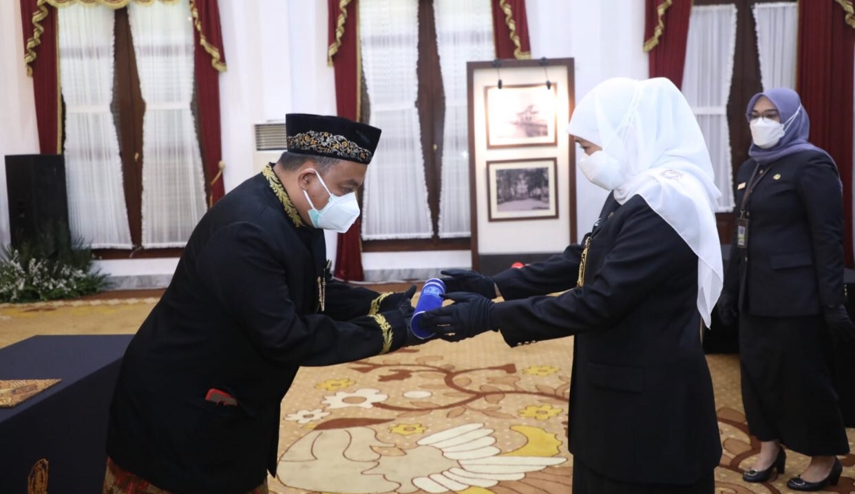 Gubernur Jatim Khofifah Indar Parawansa saat melantik pejabat di Gedung Grahadi, Surabaya, Rabu 15 September 2021. (Foto: Dok. Humas Pemprov Jatim)