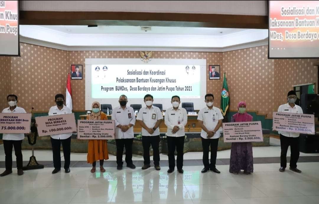 Sosialisasi dan penyerahan secara simbolis BKK Pemprov Jatim dengan total anggaran Rp1,4 milyar dan diterima sebanyak enam desa, Rabu 15 September 2021 di ruang Bung Tomo. (Foto: Mardiansyah Triraharjo/Ngopibareng.id)