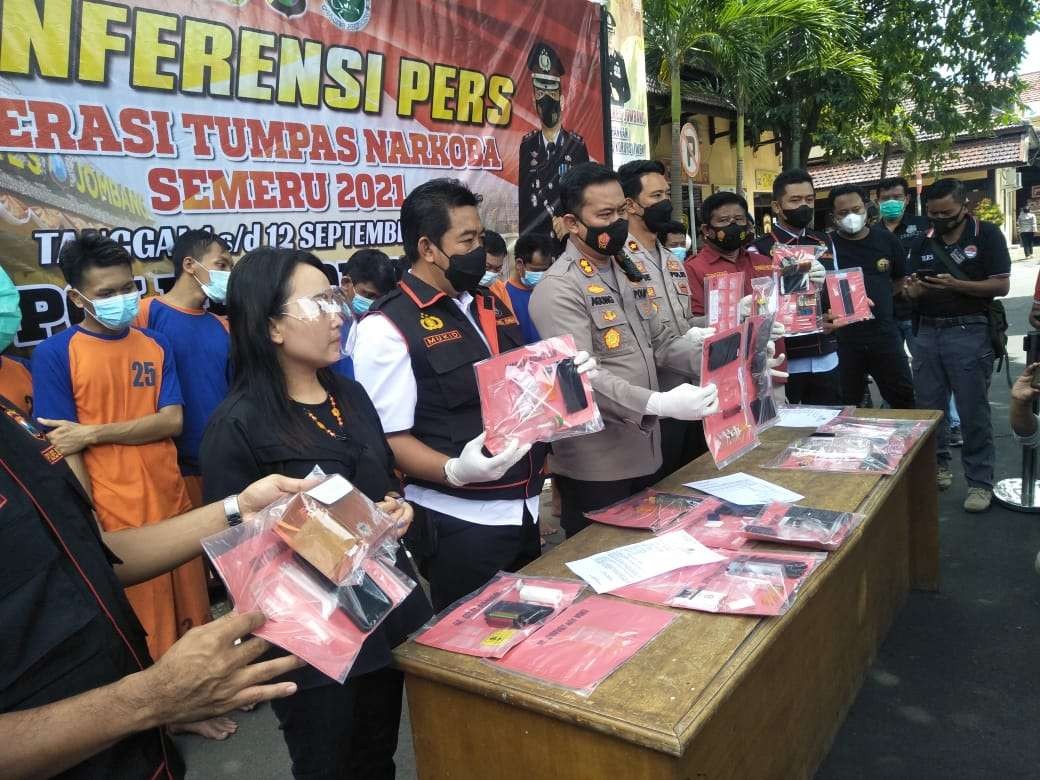 Kapolres Jombang AKBP Agung Setyo Nugroho memimpin konferensi pers hasil Ops Tumpas Narkoba Semeru 2021 di halaman Mapolres, Rabu 15 September 2021. (Foto: Mardiansyah Triraharjo/Ngopibareng.id)